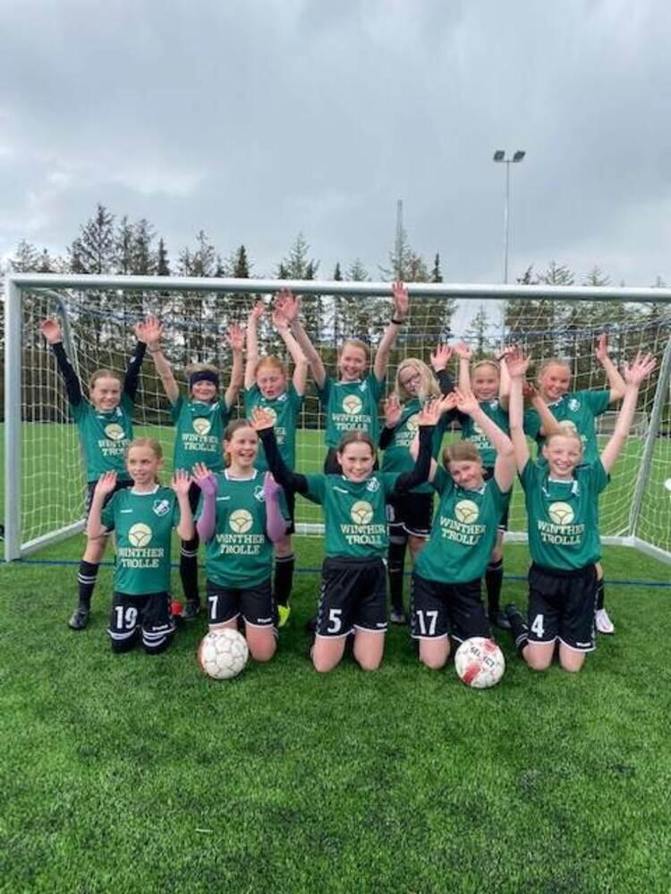 Winther Trolle sponsorer spillertøj til Østbirk IF U12/U13 fodbold-piger