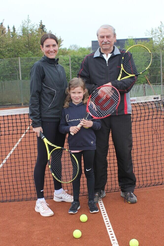 Tre generationer mødes på tennisbanerne i Østbirk