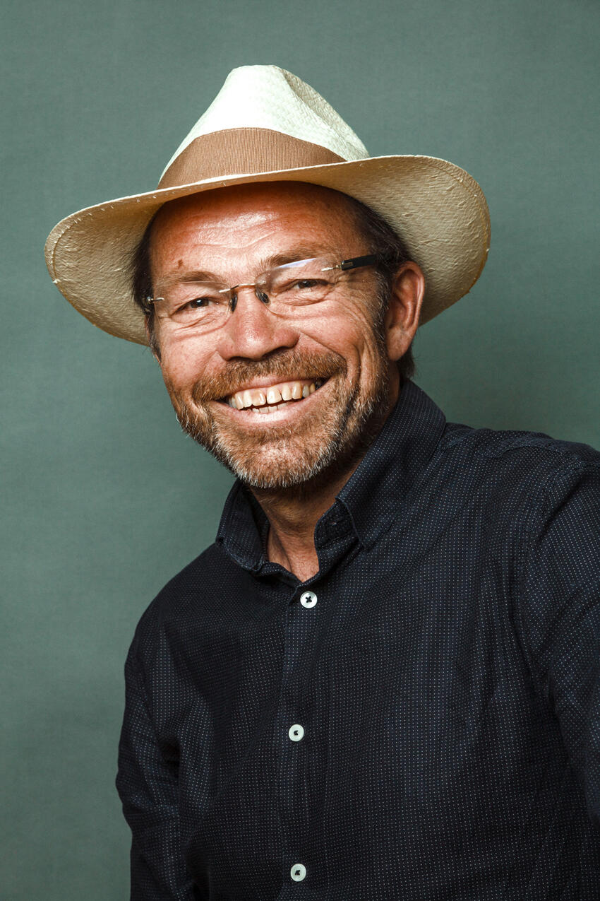 Gudmund deler gavmildt ud i ny bog