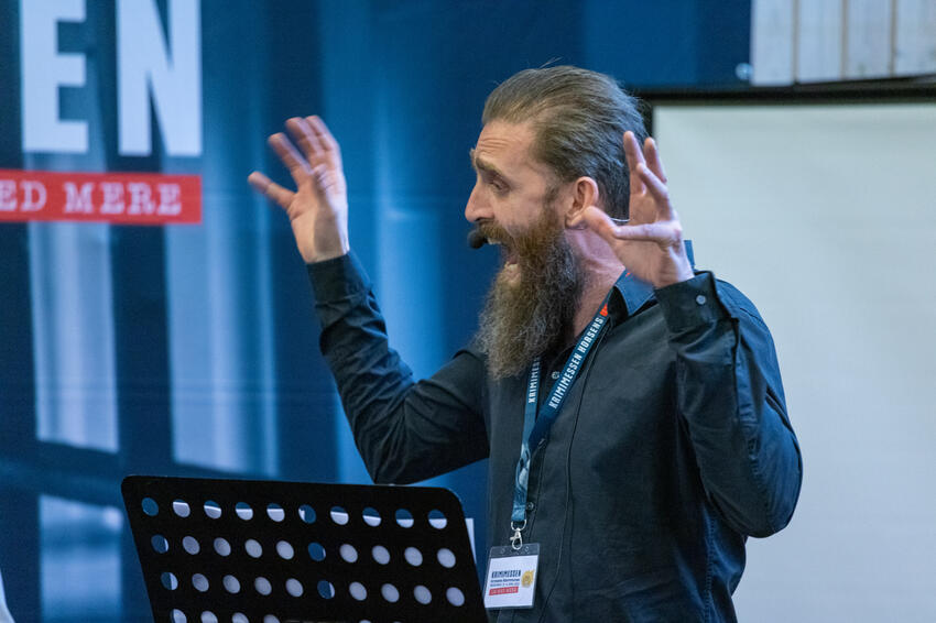 Krimimesse med underholdende lokalt indslag