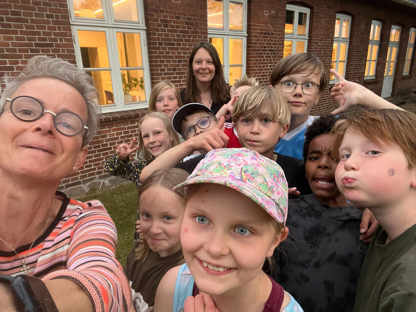 Juniorkonfirmander fra Vestbirk Friskole i Østbirk Præstegård og Kirke