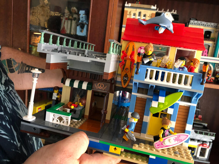 Præsten hygger sig med flotte modeller
