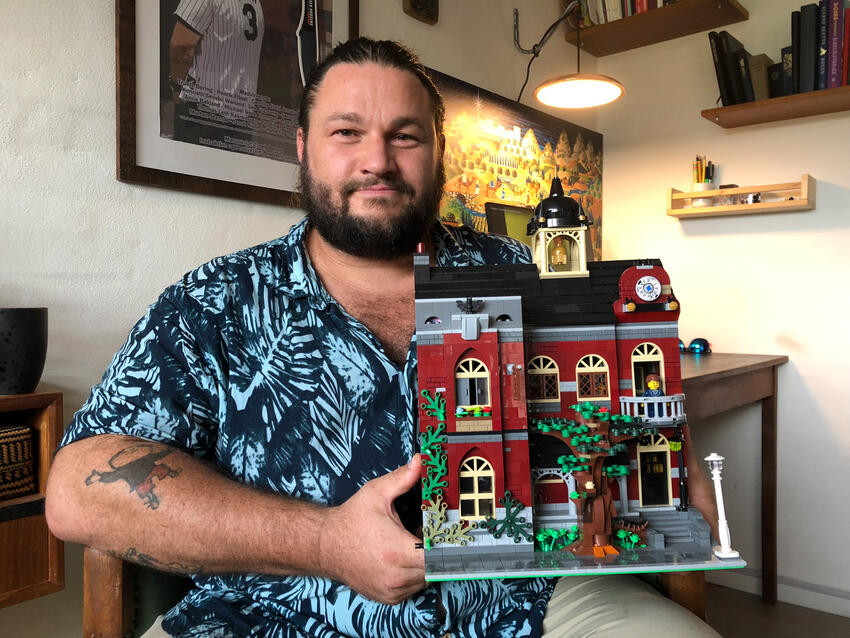 Præsten hygger sig med flotte modeller