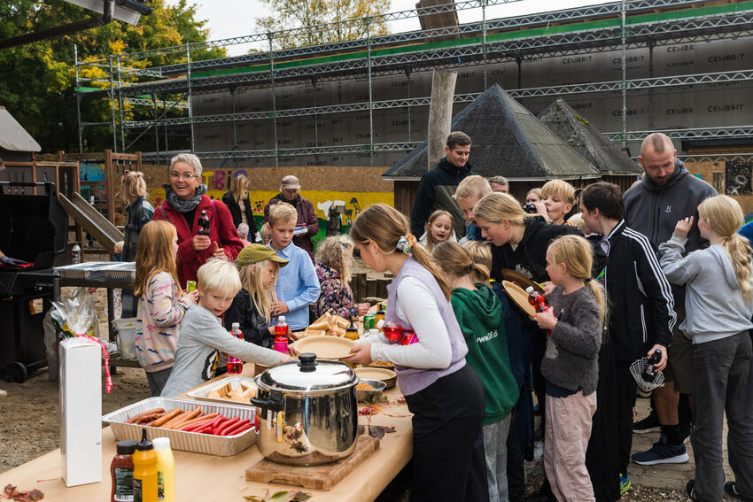 Rejsegilde i Vestbirk med pølser, taler og musik