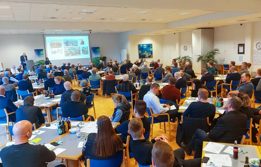 Unge landbrugselever giver peptalk til landboforening på generalforsamling