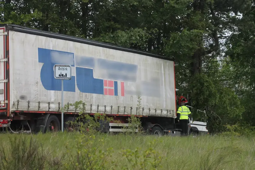 Lastbil forulykker på Vestbirkvej: Ingen personer skadet