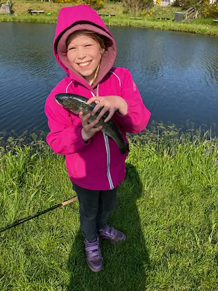 Familienetværket på fisketur i Fyel Mose