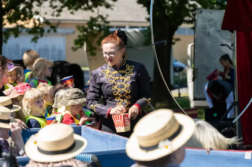 Cirkus Trapez betager Gedvedhus: En fortryllende forestilling under åben himmel