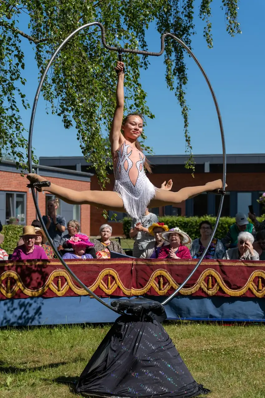 Cirkus Trapez betager Gedvedhus: En fortryllende forestilling under åben himmel