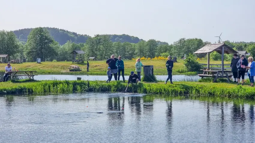 Familienetværket på fisketur i Fyel Mose