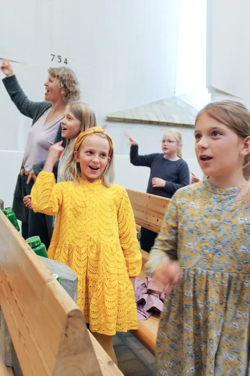 Kirkens klangfulde karneval: Børnestemmer sætter Himlen i bevægelse