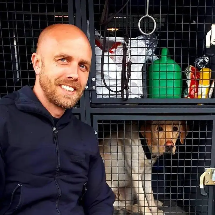 Fra hvalp til narkotikahund i Kriminalforsorgen: Et unikt indblik bag fængslets mure