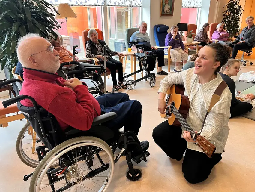 Musikalsk magi på Birkebo: Generationer mødes i sang og sansestimulering
