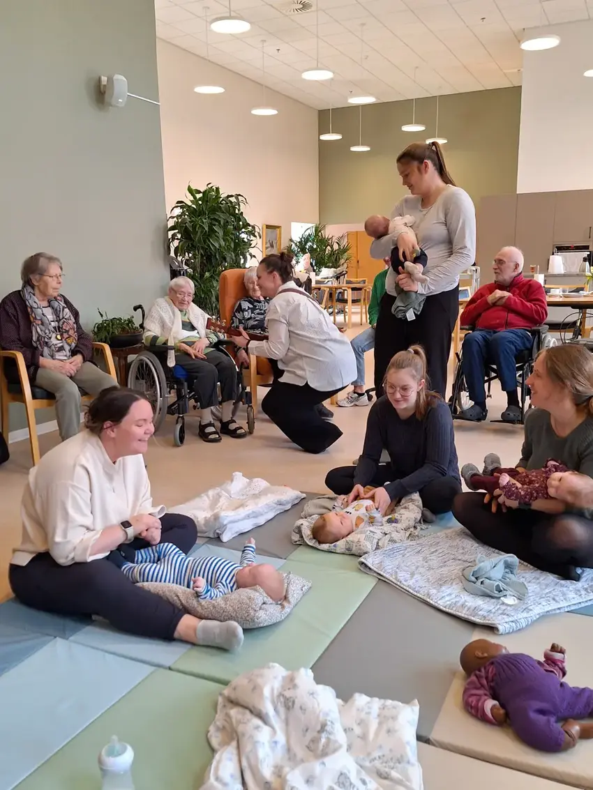Musikalsk magi på Birkebo: Generationer mødes i sang og sansestimulering
