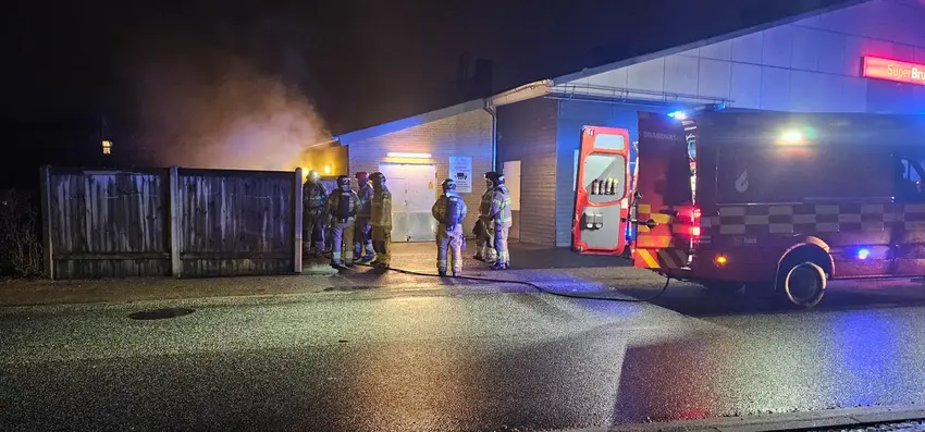 Brand i SuperBrugsens container: Flammerne genopstår i Brædstrup