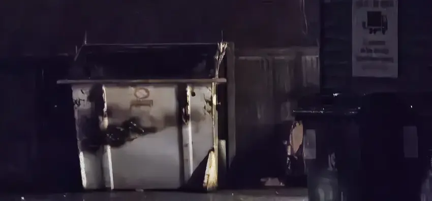 Brand i SuperBrugsens container: Flammerne genopstår i Brædstrup