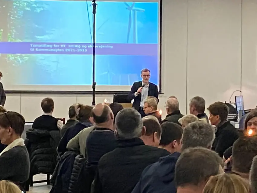 Fremtiden for vedvarende energi i Horsens: En aften med dialog, skepsis og politisk nærvær