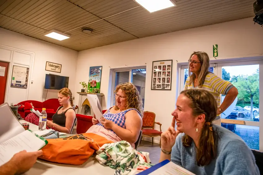Sommerferien er forbi – nu står den på sang og sjov hos Horsens Revyen