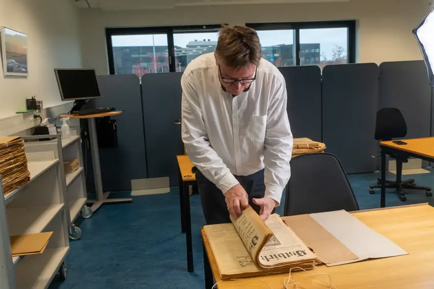 Arkivnisser på opdagelse i fortiden: Østbirk Avis' historie vækkes til live
