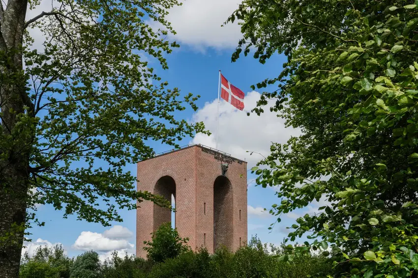 Bjergfolket – Ny bog om Ejer Bavnehøjs 100 år med historier fra højen og menneskene