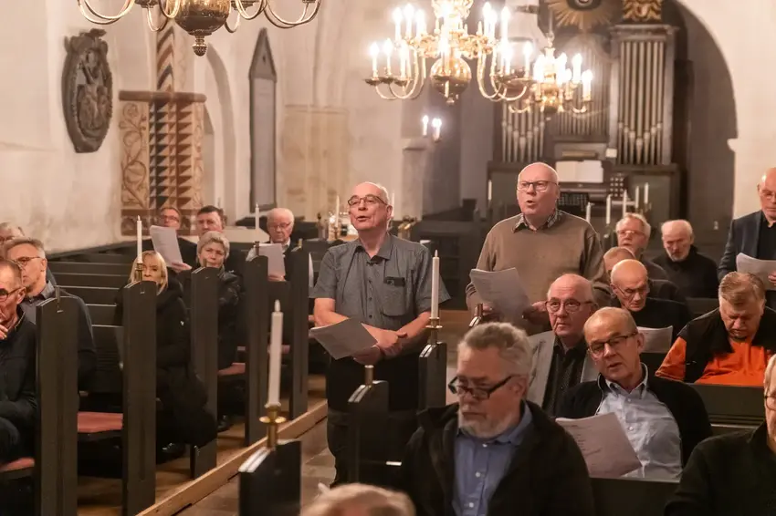 Julen begynder i Østbirk: Sang, julekål og fællesskab
