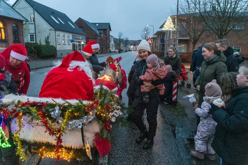 Julemandens kane bragte smil og slik til Østbirk