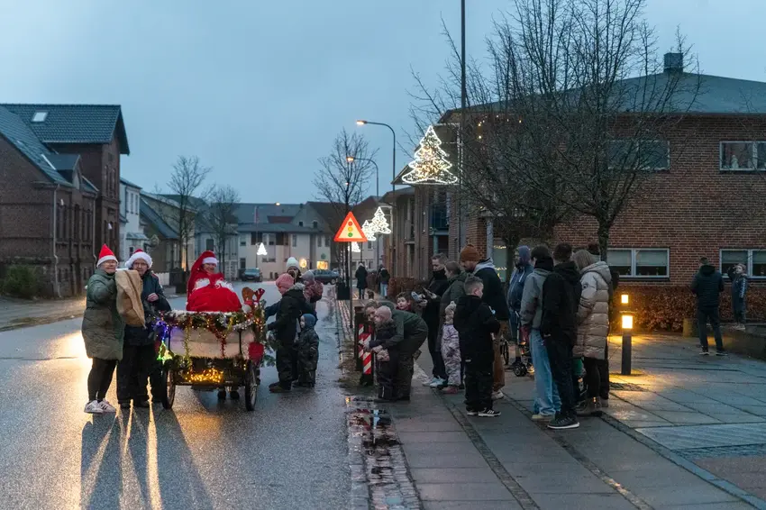 Julemandens kane bragte smil og slik til Østbirk