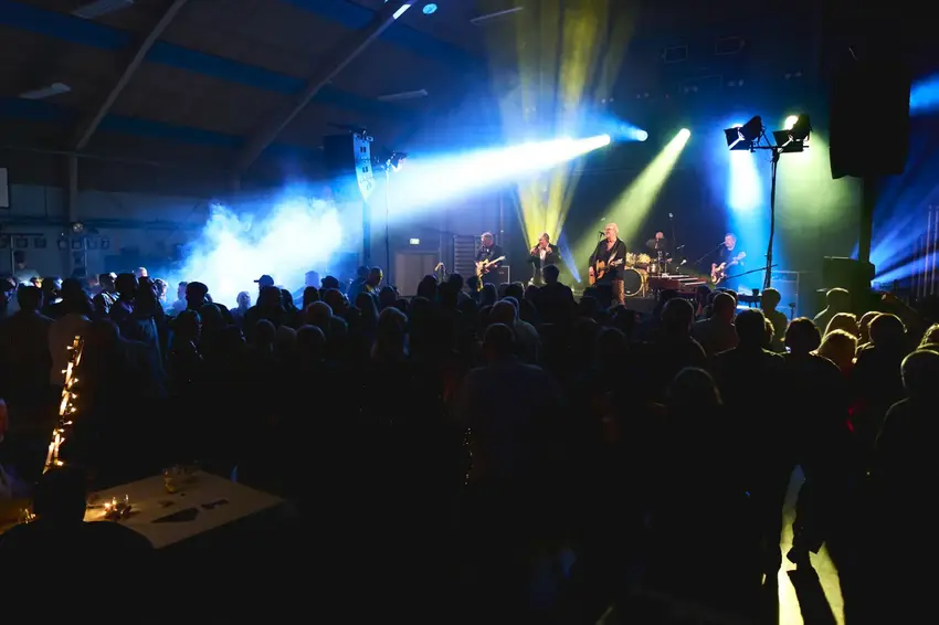 Glimmer og nostalgi: Halbal i Tebstrup byder på ABBA-fest