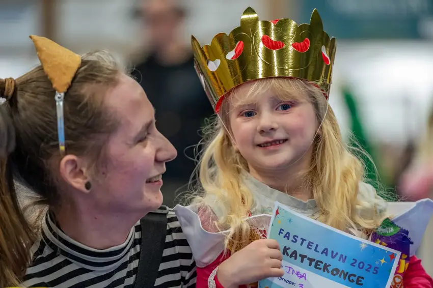 Fastelavn i fuld galop: Tøndeslagning, kampgejst og farverige kostumer