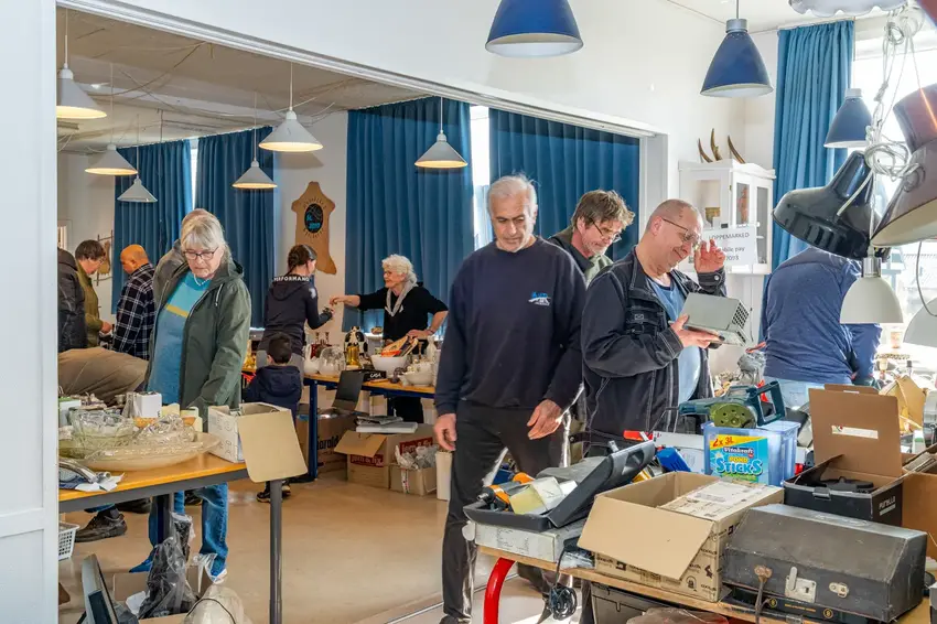 Forårssol og loppefund i Hovedgård