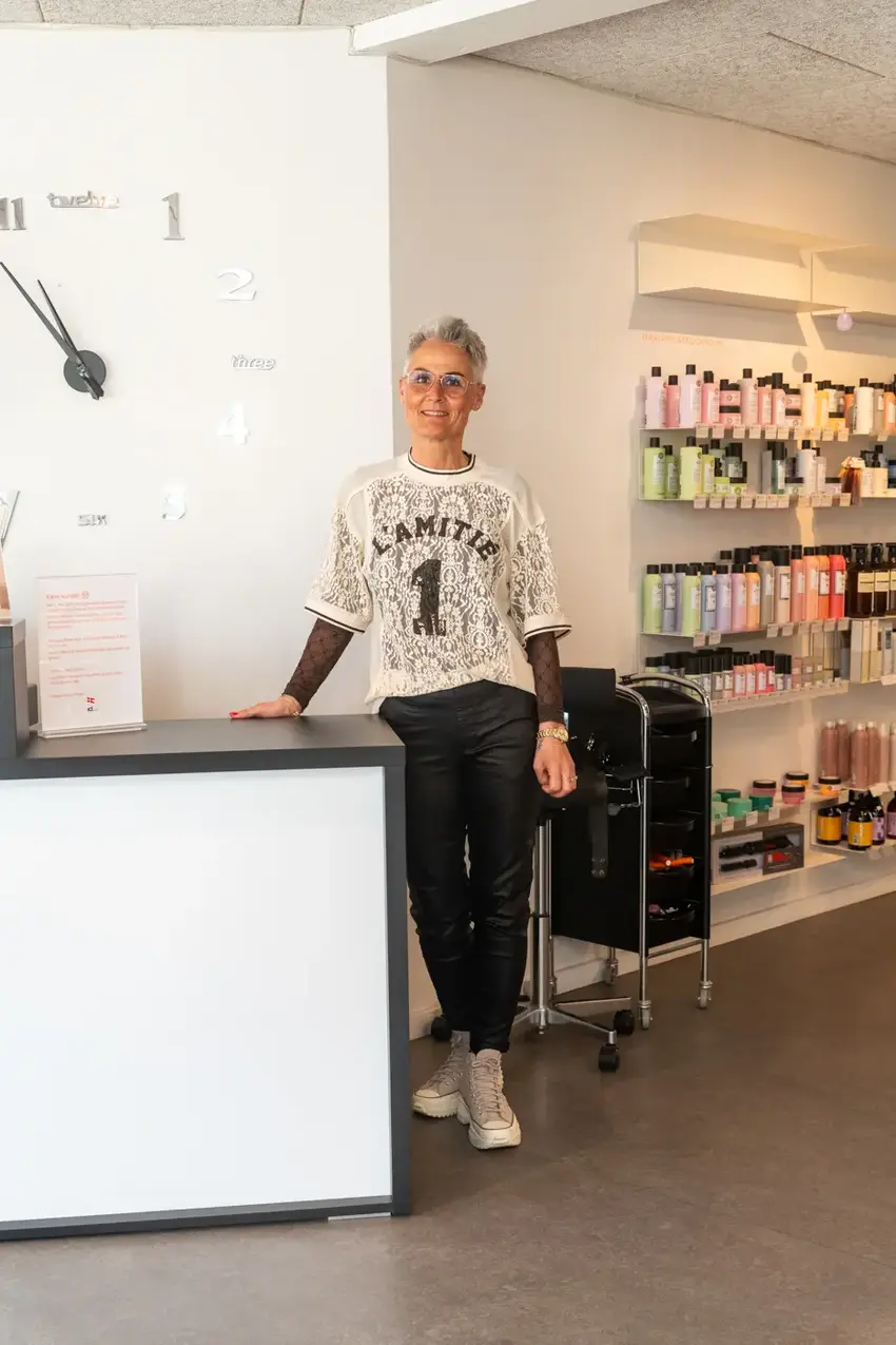 Helle fejrer 25 år med saks, snak og stationær charme