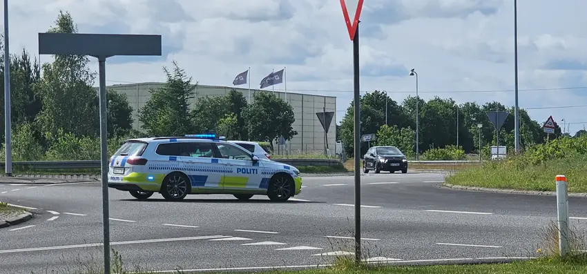 Bil i brand midt i rundkørsel i Lund