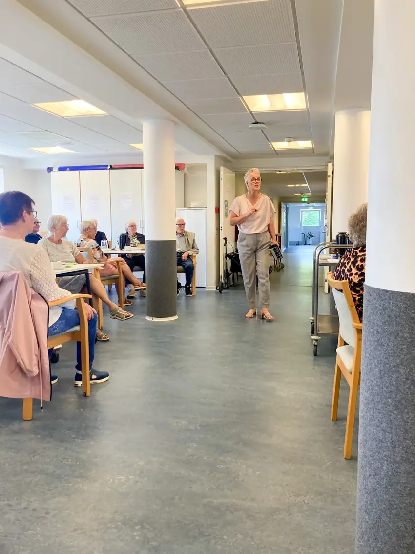 Sol, sange og sommerpølser: Glædelige seniorstunder på Skovly