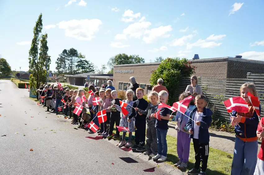 Børne flagallé foran Dr. Ingrid