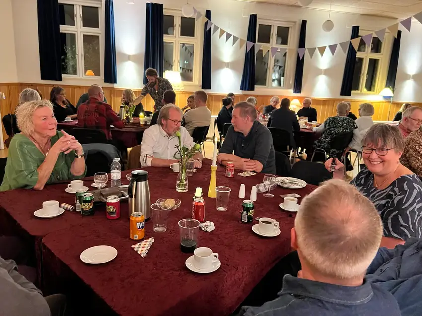 Mennesker til fest i Vestbirk forsamlingshus