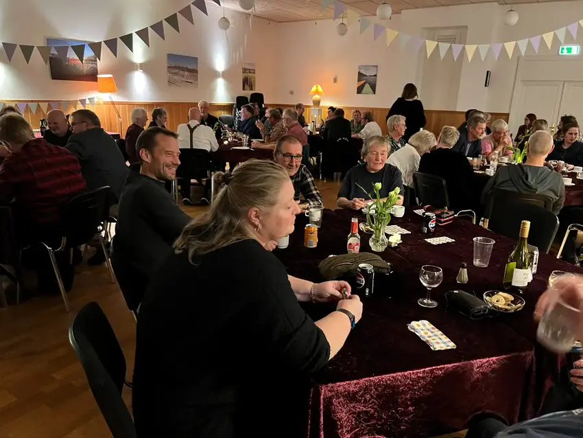 Mennesker til fest i Vestbirk Forsamlingshus