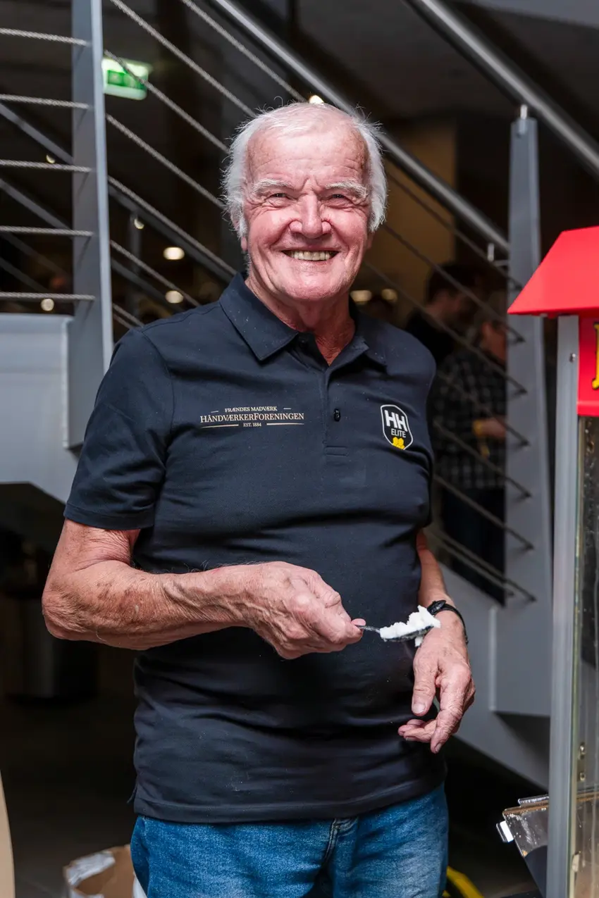 Glad ældre mand