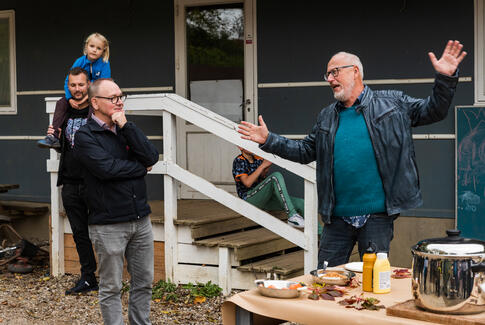 Rejsegilde i Vestbirk med pølser, taler og musik
