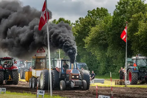 Våde baner og store maskiner: Traktortræk på Bygholm Landbrugsskole