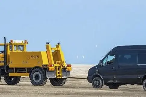 Turister strander på Vesterhavets strande