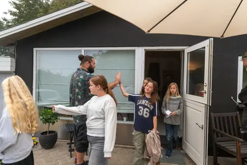 Søren Banjomus får selskab af børnekor fra Søvind