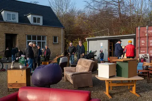 Juleloppemarked i Hovedgård: Nisser, møbler og duften af vafler
