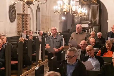Julen begynder i Østbirk: Sang, julekål og fællesskab