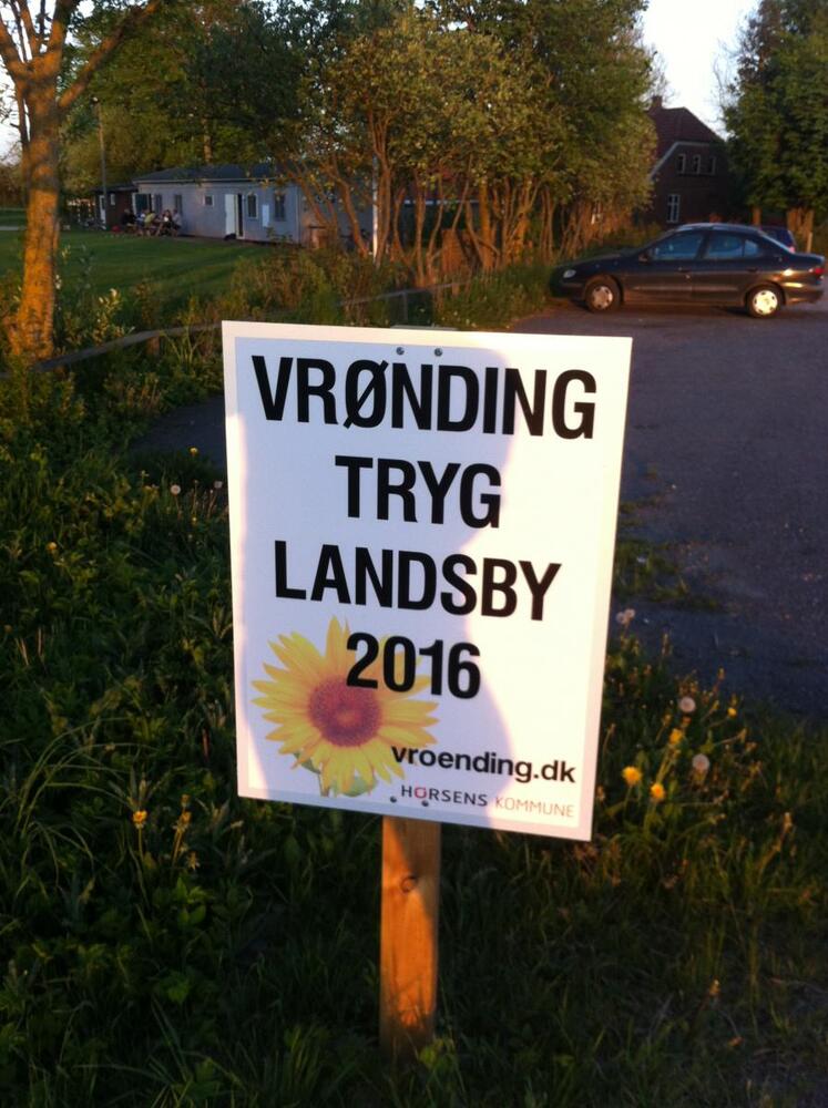 Vroending tryg landsby skilt