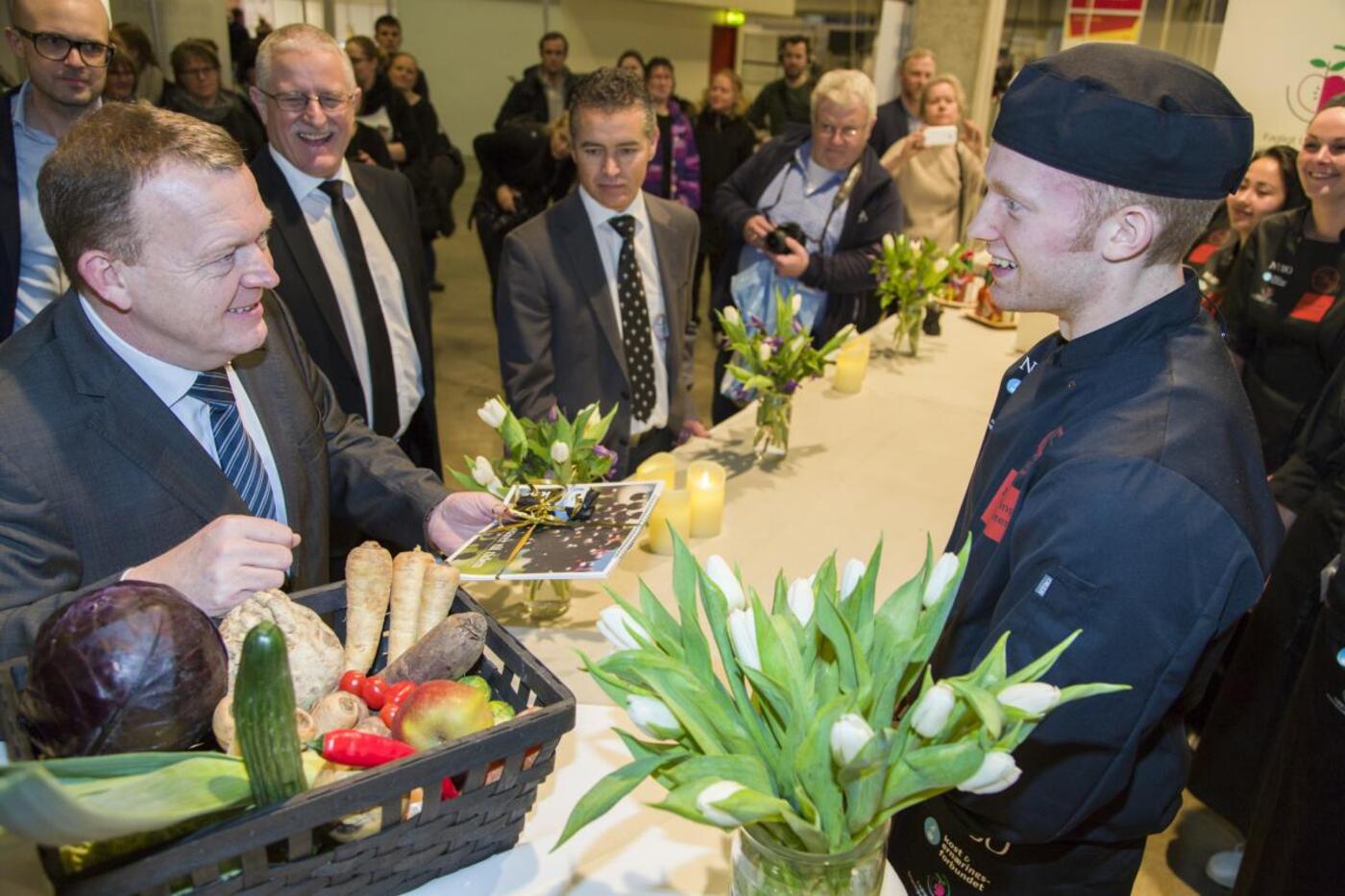 D75c2 statsministeren hilser paa ernaeringsassistenterne