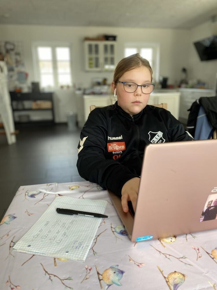 Alle danmarks skoleboern er hjemsendt. flere boern unge samt laerere forsoeger sig derfor med virtuel undervisning. foto mollie flink madsen