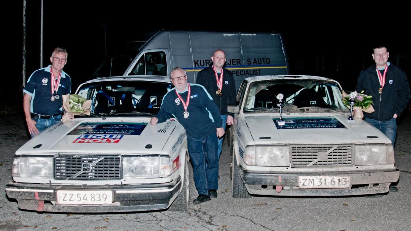 Baade de mange medaljer og pokalerne maatte luftes inden teamet skal hjem og vaske bilerne efter et fantastisk rally