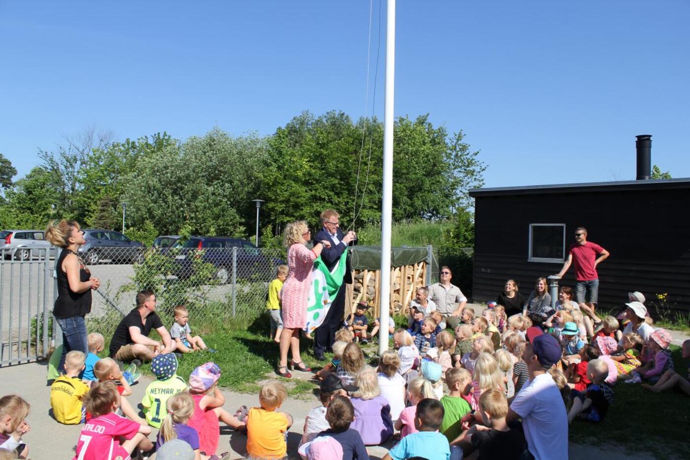 Billede 1 hejser flaget img 1735