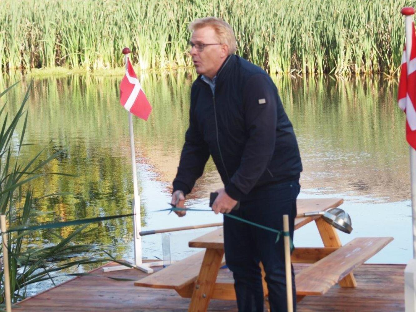 Borgmester peter soerensen klipper det groenne baand over