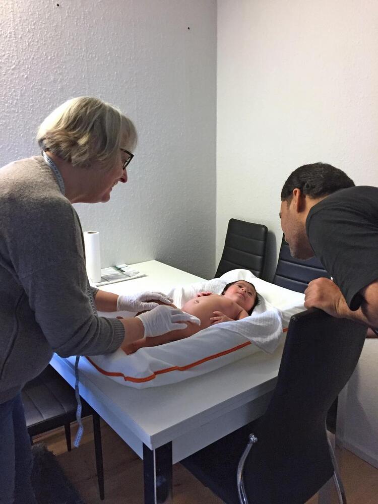 Foto sundhedsplejerske paa hjemmebesoeg hos flygtningefamilie i danmark